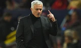 HLV Jose Mourinho liên tục có những hành động và phát ngôn thái quá.