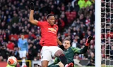 Pha bóng dẫn tới chấn thương của Anthony Martial.