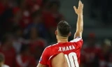 Granit Xhaka 2 lần phải thay áo.