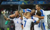 Các cầu thủ Slovakia ăn mừng bàn thắng.