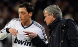 HLV Mourinho muốn tái hợp Ozil ở M.U.