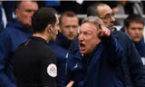 HLV Neil Warnock vẫn chưa thôi ấm ức về trận thua ngược trước Chelsea.