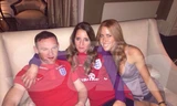 Rooney ngà say chụp ảnh cùng 2 cô gái lạ.