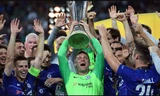 Robert Green nâng cao chức vô địch cùng Chelsea dù chẳng thi đấu phút nào mùa này.