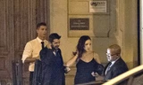 Ronaldo đi cùng gái lạ.