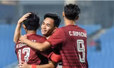 Anh em Supachok Sarachat và Suphanat Mueanta trong màu áo U23 Thái Lan.