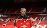 Mourinho chụp ảnh với áo đấu của M.U. 