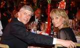 HLV Wenger và bà vợ Annie Brosterhous đã đường ai nấy đi.
