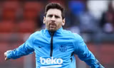 Lionel Messi "cân" cả hàng công Barcelona.