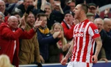 Arnautovic ăn mừng bàn thắng vào lưới Chelsea.