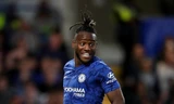 Michy Batshuayi bất ngờ được Chelsea gia hạn hợp đồng.