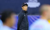 HLV Akira Nishino đang chịu nhiều sức ép.
