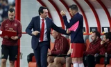 Mesut Ozil tiếp tục bị HLV Emery cho ra rìa.