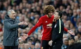 Fellaini bị CĐV nhà chỉ trích vì nhận thẻ đỏ trong trận đấu với Man City.