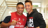 M.U muốn có cả Alex Oxlade-Chamberlain và Mesut Ozil.