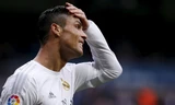 Ronaldo thất vọng vì sút penalty vọt xà ngang. 
