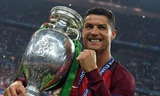 Ronaldo giành giải Cầu thủ xuất sắc nhất năm 2016 do tạp chí World Soccer bình chọn.