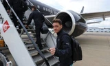 Ozil hý hửng vì được đi máy bay tới Norwich.