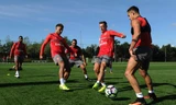 Alexis Sanchez, Alex Oxlade-Chamberlain và Mesut Ozil sẵn sàng rời Arsenal.