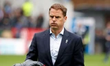 Frank de Boer trở thành HLV đầu tiên bị mất việc ở Premier League mùa này.