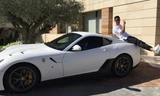 Ronaldo bên siêu xe mới.