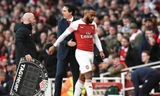 Alexandre Lacazette bực tức khi bị HLV Emery rút ra khỏi sân.