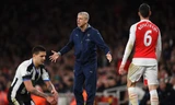 HLV Wenger không vui với màn trình diễn của các học trò.