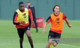 Lazar Markovic và Christian Benteke trong buổi tập của Liverpool.
