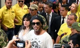 Ronaldinho bị bắt giữ tại Paraguay vì dùng hộ chiếu giả.