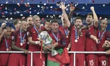 Các cầu thủ Bồ Đào Nha lần đầu tiên được nếm trải cảm giác hạnh phúc với ngôi vô địch EURO.