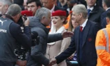 Hạ M.U, Wenger nhận 'quà đặc biệt' từ CĐV Arsenal