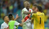 Niềm vui của các cầu thủ Peru sau khi vượt qua Uruguay.