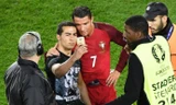 Ronaldo chụp ảnh với người hâm mộ bất chấp anh vừa có một trận đấu đáng quên.