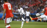 Paul Pogba thi đấu rất năng nổ trước Thụy Sĩ trong hiệp 1.