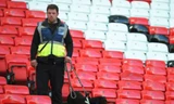 Cảnh sát và chó nghiệp vụ kiểm tra ghế ngồi tại sân Old Trafford.