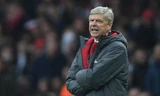 HLV Wenger dính họa vì chỉ trích trọng tài Mike Dean.