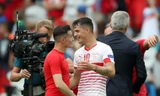 Anh em nhà Xhaka trong giây phút hội ngộ trên sân bóng.