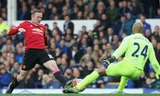Rooney ghi bàn vào lưới Everton.