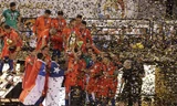 Các cầu thủ Chile nhận Cup vô địch