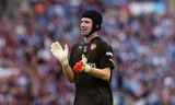 Cech đặt bút ký vào bản hợp đồng với Arsenal.