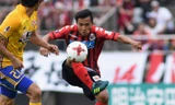 Chanathip Songkrasin thi đấu ấn tượng trong màu áo CLB Consadole Sapporo.