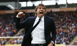 HLV Conte vui mừng với chức vô địch Premier League cùng Chelsea.