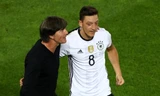 HLV Joachim Loew chia vui cùng Mesut Ozil.