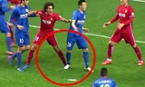 Cận cảnh pha bóng Qin Sheng dẫm vào chân Axel Witsel.