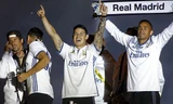 Các cầu thủ Real Madrid ăn mừng chức vô địch La Liga.