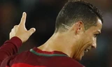 Ronaldo để kiểu tóc mới có 2 vạch sau đầu để ủng hộ cậu bé bị ung thư. (Nguồn: AP)