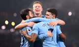 Các cầu thủ Man City bêu rếu M.U.