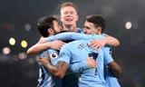 Các cầu thủ Man City bêu rếu M.U.