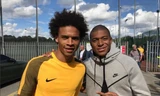 Mbappe đến Manchester và chụp hình với Leroy Sane của Man City.