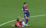 Pha vào bóng thô bạo của Messi với Yeray.